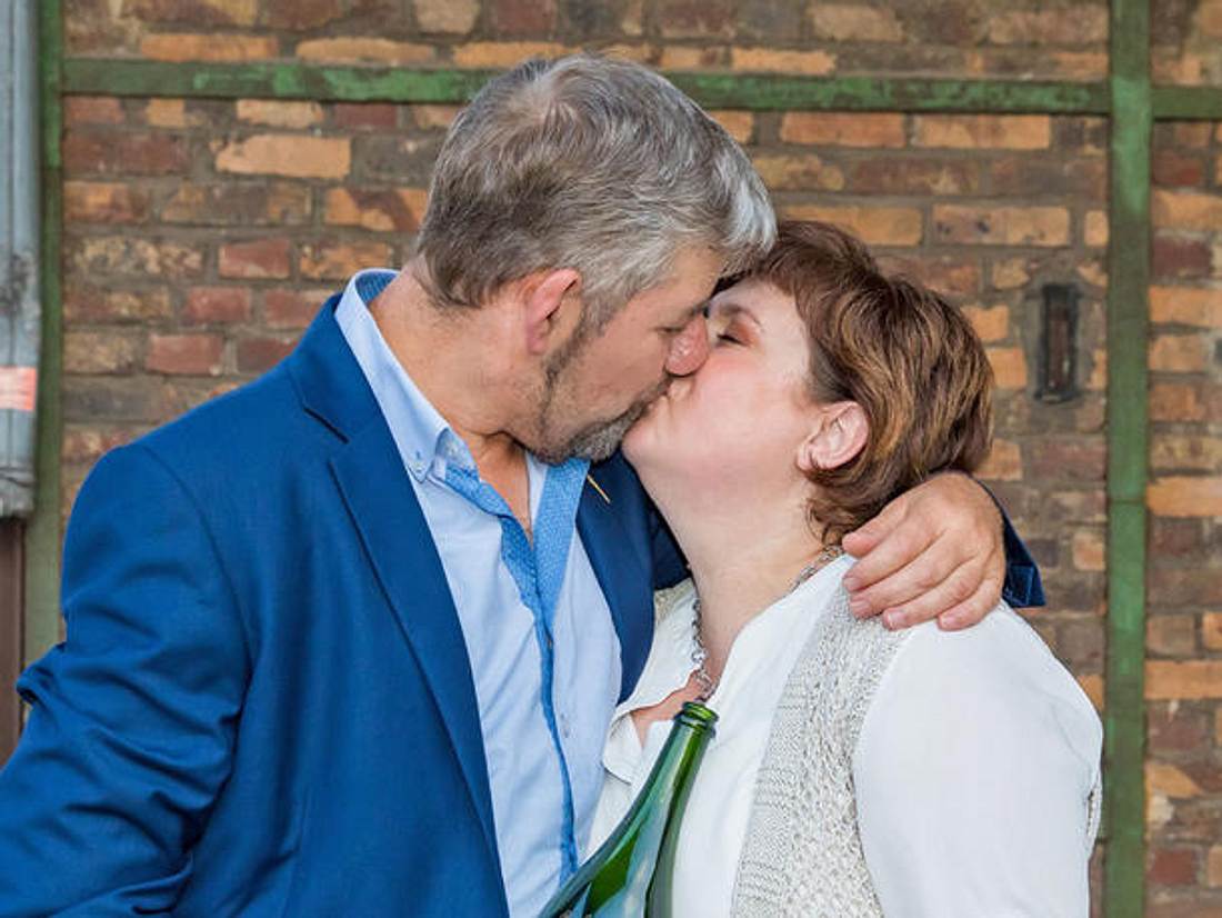 Uwe und Iris, bekannt aus Bauer sucht Frau, zeigen öffentlich, wie sehr sie sich lieben. Uwe und Iris, bekannt aus Bauer sucht Frau, zeigen öffentlich, wie sehr sie sich lieben.