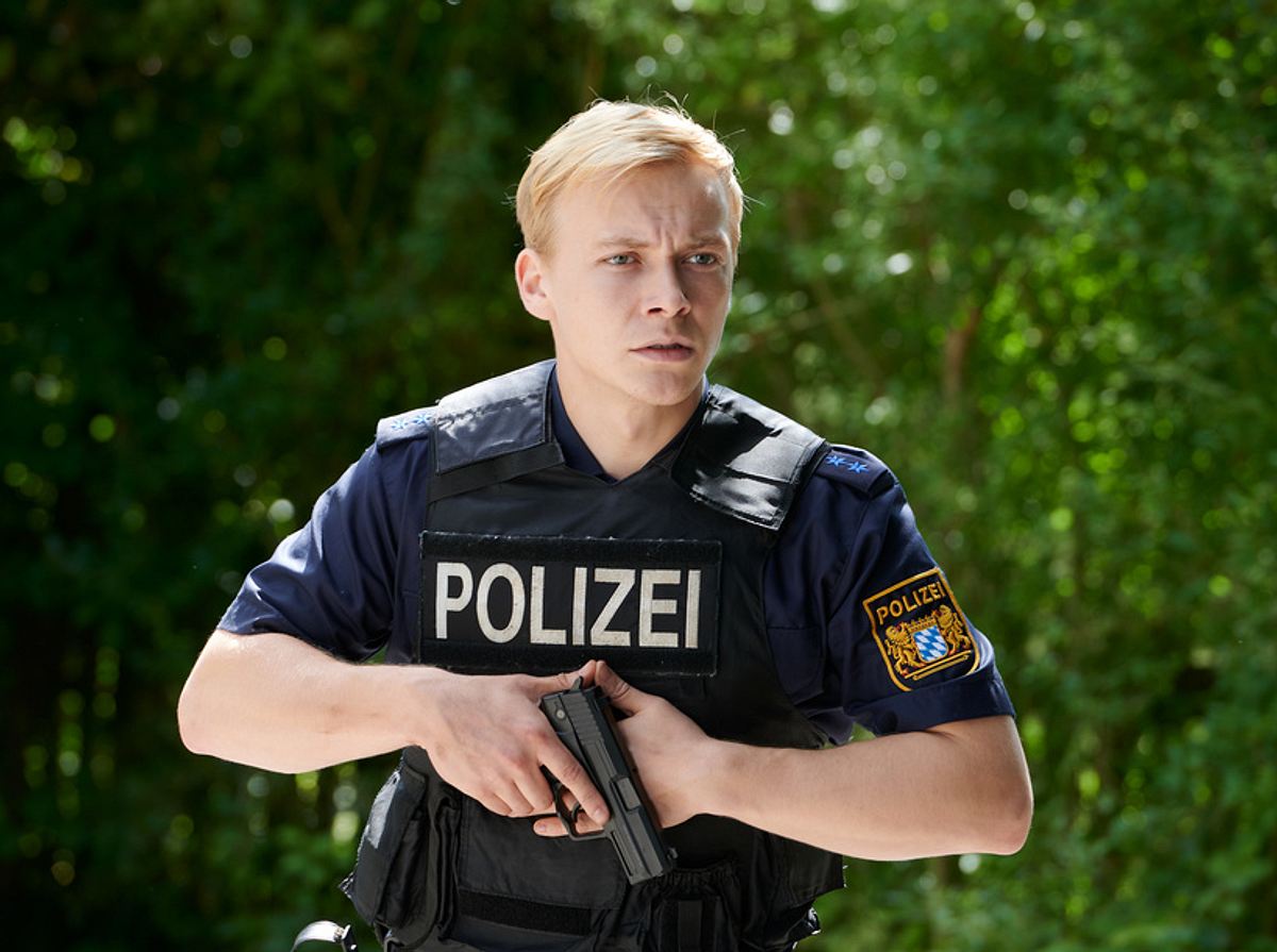 Polizist Tim (Julius Nitschkoff) 