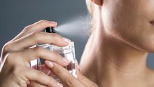 Parfüm auftragen: So hält Ihr Duft deutlich länger - Foto: BraunS / iStock