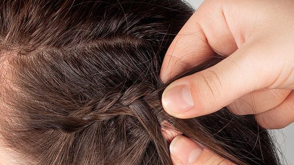 Nicht nur lange, sondern auch kurze Haare lassen sich zu schönen Zöpfchen flechten. - Foto: Alter_photo / iStock