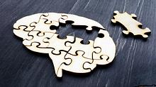 Holzpuzzle, das aussieht wie ein Gehirn dem Teile fehlen.  - Foto: designer491 / iStock