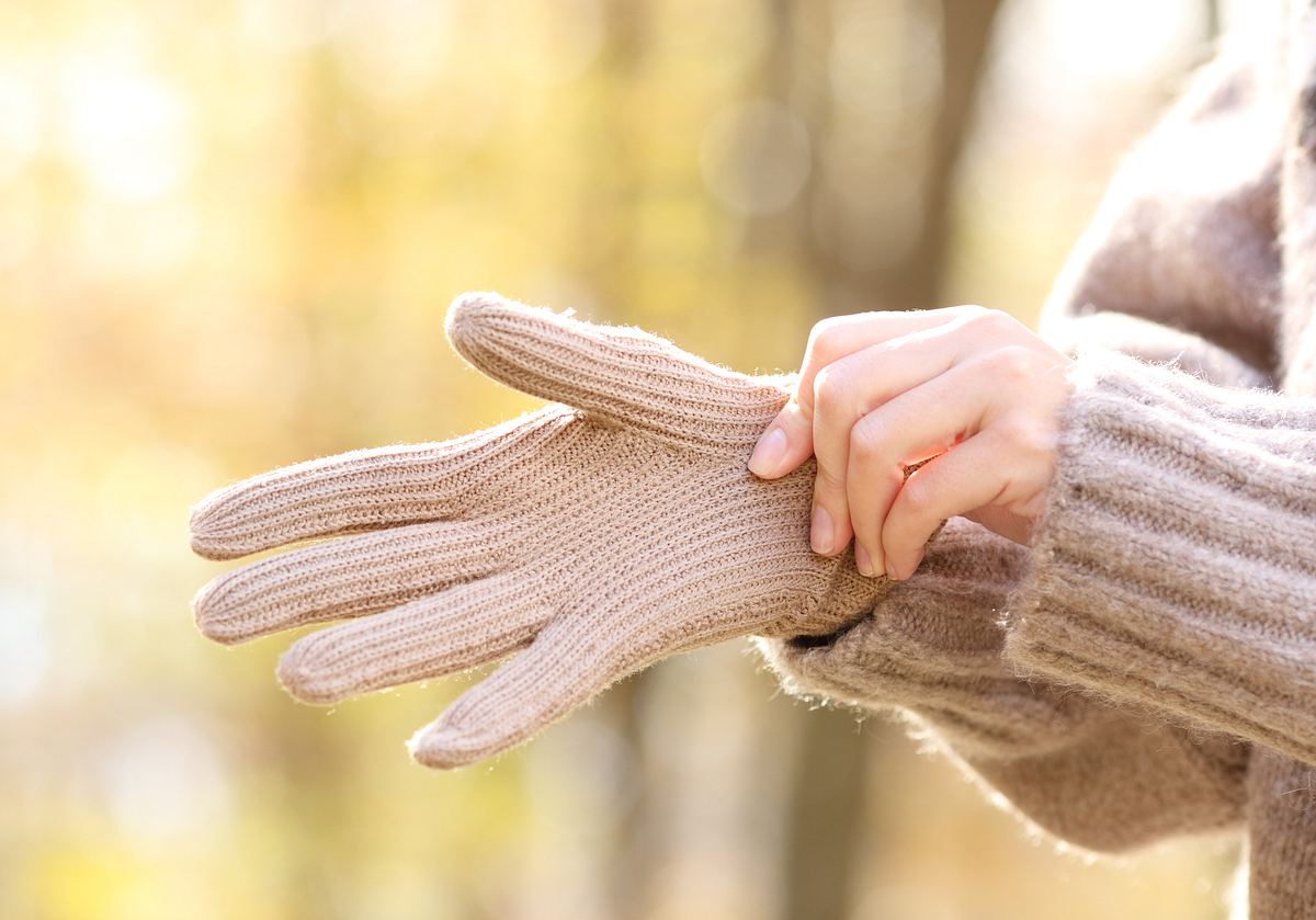 Beheizbare Handschuhe an einer Frauenhand