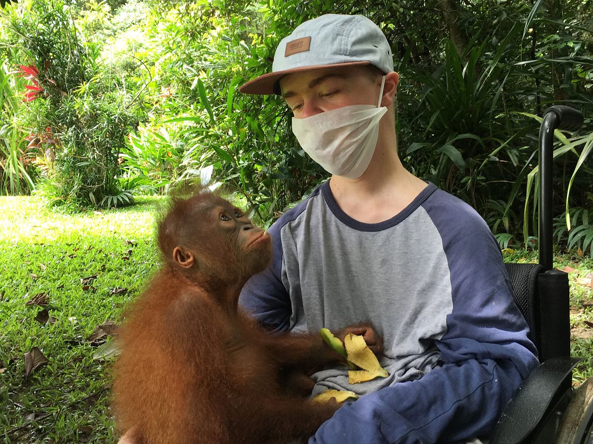 Benni mit Orang-Utan-Mädchen Mona.