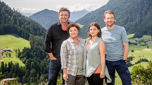 Die Bergdoktor-Familie: Martin Gruber (Hans Sigl), Lisbeth Gruber (Monika Baumgartner), Lilli Gruber (Ronja Forcher) und Hans Gruber (Heiko Ruprecht) - Foto: ZDF / Roland Defrancesco