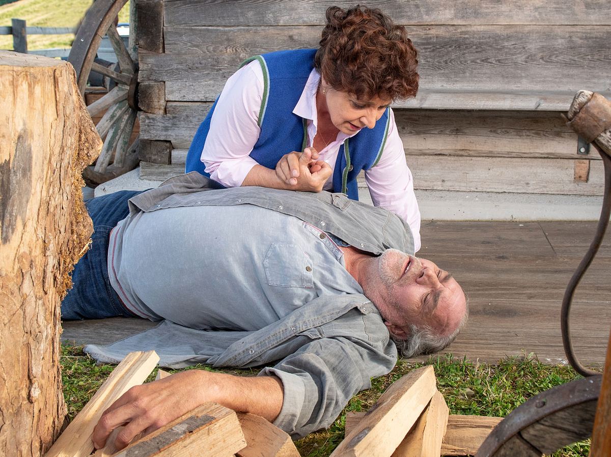 Lisbeth (Monika Baumgartner) findet Onkel Ludwig ( Christian Kohlund) bewusstlos in einer Szene der 12. 'Bergdoktor'-Staffel auf.