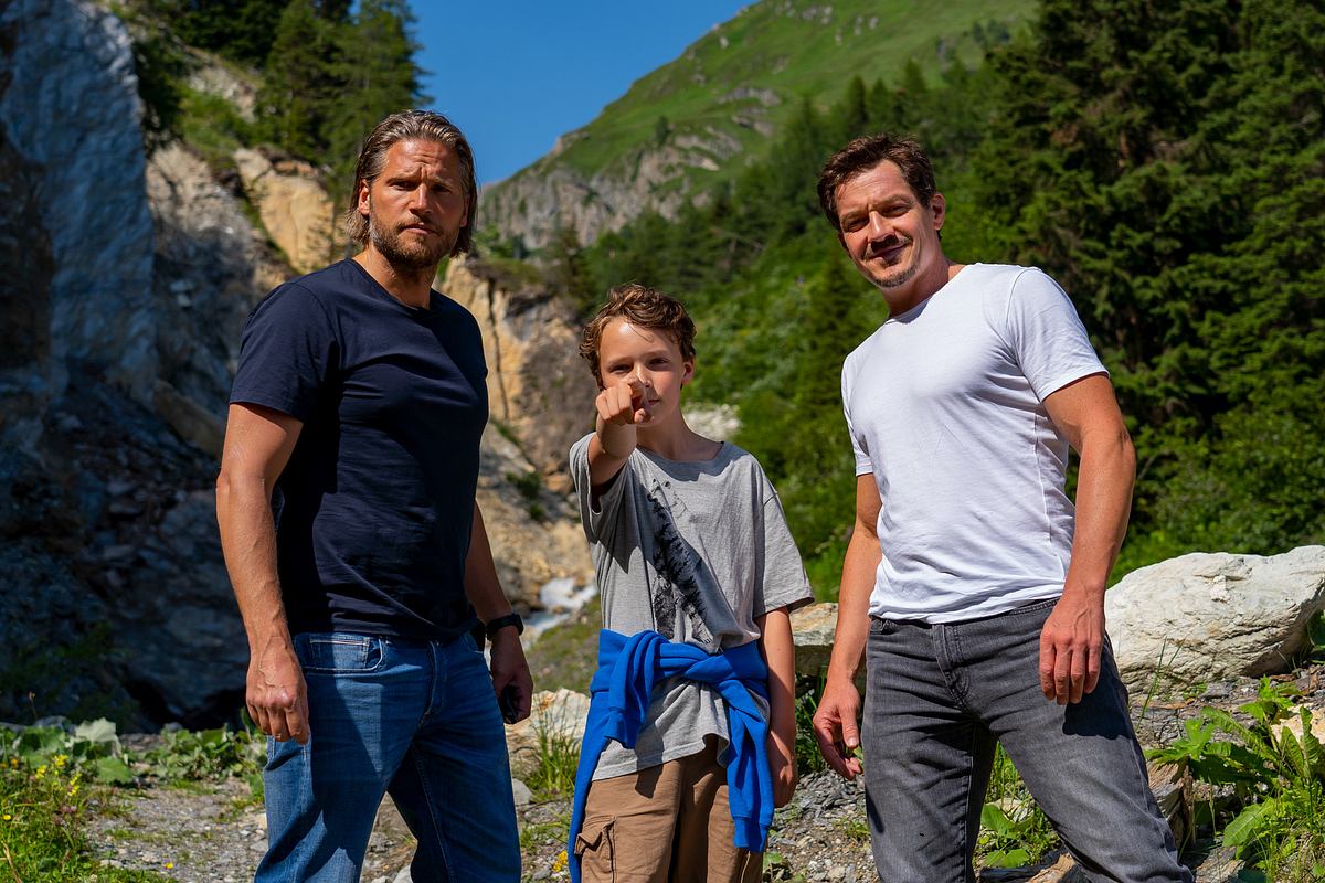 Bergretter Markus (Sebastian Ströbel) ist mit seinem Freund  Tobias (Markus Brandl) und dem 12-jährigen Leon (Jacob Speidel) in den Bergen unterwegs 