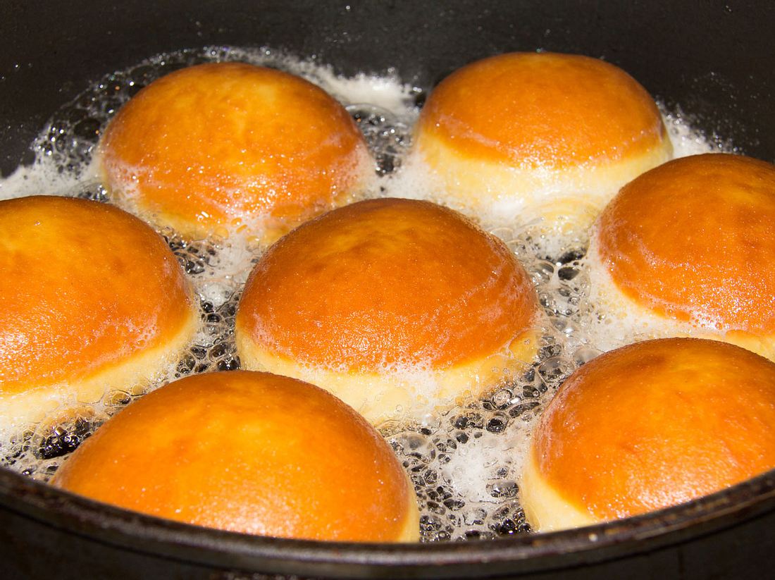 Die Berliner sollten nach sieben bis acht Minuten goldbraun sein. Berliner backen: Das Rezept