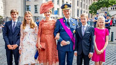 Am Nationalfeiertag war Mathilde von Belgien an der Seite ihres Mannes und ihrer vier Kinder zu sehen. - Foto: GettyImages/Patrick van Katwijk