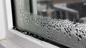 Eine mit Kondenswasser benetzte Fensterscheibe. - Foto: Akchamczuk / iStock