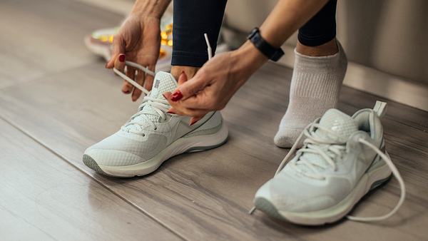 Beste Sneaker Socken an einer Frau - Foto: iStock/mihailomilovanovic 