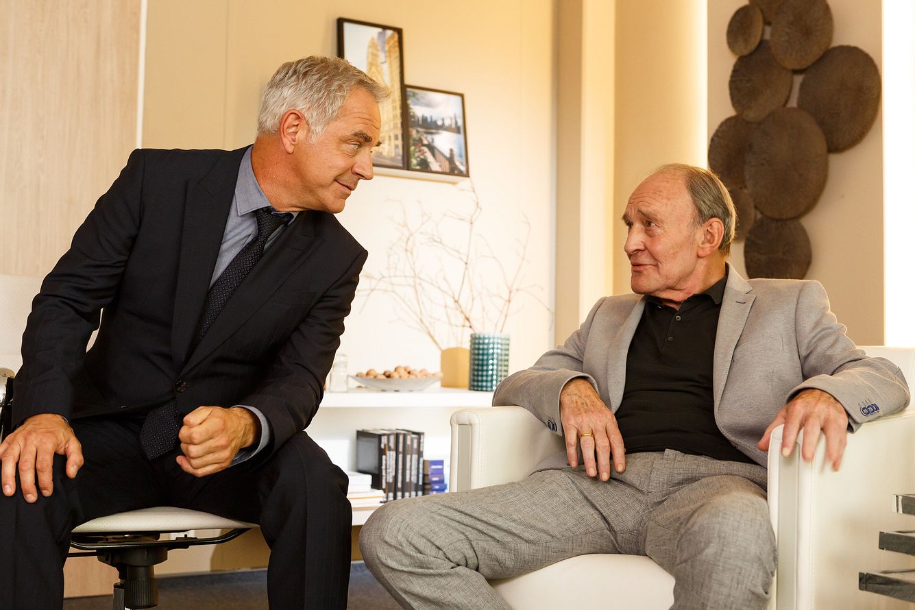 Prof. Dr. Alexander von Arnstett (Florian Fitz) mit seinem Vater Prof. Claus von Arnstett (Michael Mendl). Prof. Dr. Alexander von Arnstett (Florian Fitz) mit seinem Vater Prof. Claus von Arnstett (Michael Mendl).