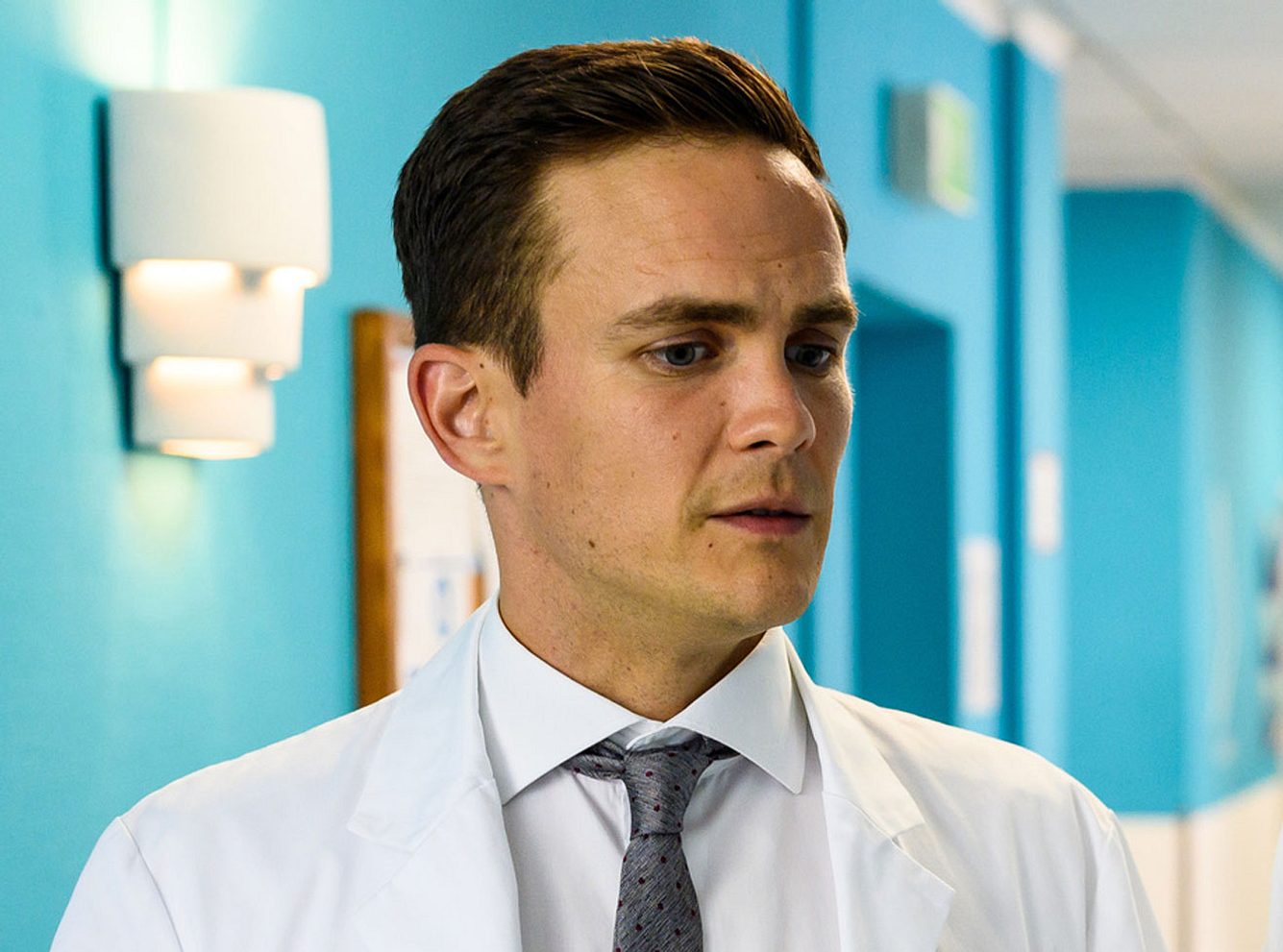 Eric Klotzsch als Dr. Tobias Lewandowski in 'Bettys Diagnose'. Eric Klotzsch als Dr. Tobias Lewandowski in 'Bettys Diagnose'.