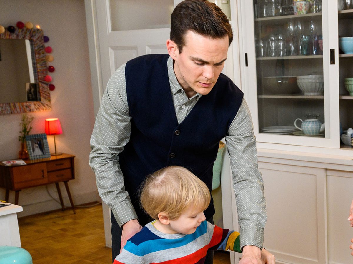 Dr. Tobias Lewandowski (Eric Klotzsch) und sein Sohn Emil (Jonas Liedtke).
