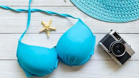 Bikini für große Brüste in Türkis - Foto: iStock/Wand_Prapan