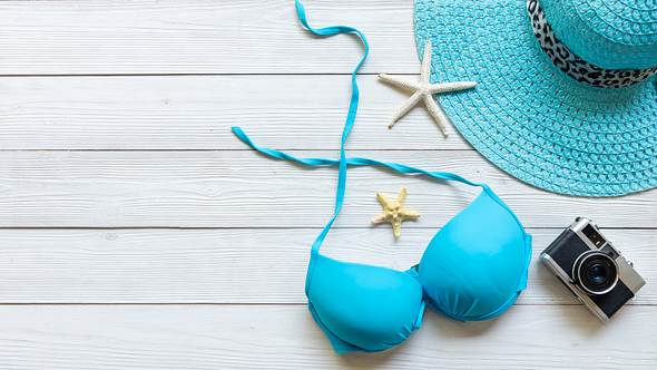 Bikini für große Brüste in Türkis - Foto: iStock/Wand_Prapan 