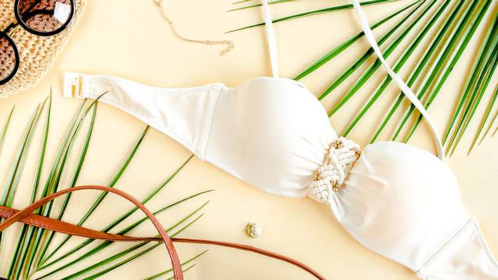 Bikini für kleine Brust - Foto: iStock/Katsiaryna Shautsova