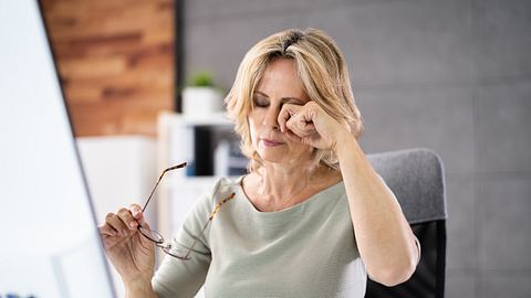 Frau um die 50 reibt sich das Auge - Foto: iStock/AndreyPopov