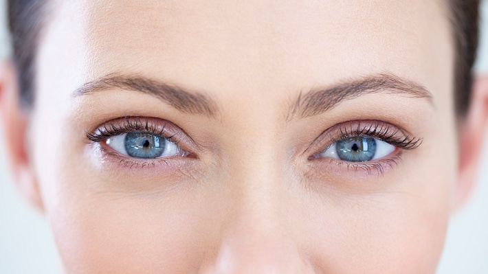 Frau mit blauen Augen - Foto: Cecile Lavabre / Getty Images