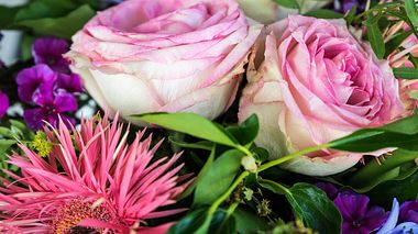 Verstorbener Vater schickt Tochter jahrelang Blumen - Foto: DESIGNOSAURUS/iStock