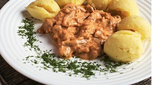 Boeuf Stroganoff mit Kartoffeln: Traditionell-rustikale Küche - Foto: Eugenegg / iStock