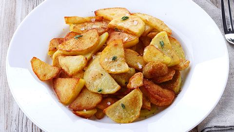 Wenn Bratkartoffeln schön knusprig sind, schmecken sie besonders gut. - Foto: mikafotostok / iStock
