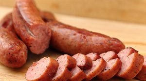 Köstliche Bratwurst nach dem eigenen Geschmack einfach selber machen.  - Foto: Bannibal / iStock