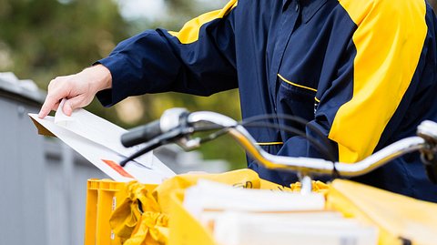 Neues Projekt: Briefträger kümmern sich um Senioren - Foto: Kzenon / iStock