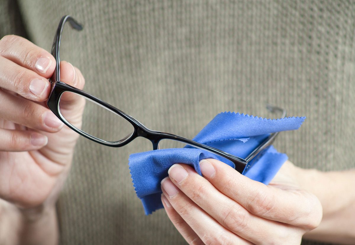 Wir zeigen, wie Sie Ihre Brille besonders einfach und kostengünstig putzen können.