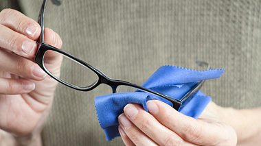 Wir zeigen, wie Sie Ihre Brille besonders einfach und kostengünstig putzen können. - Foto: quintanilla / iStock