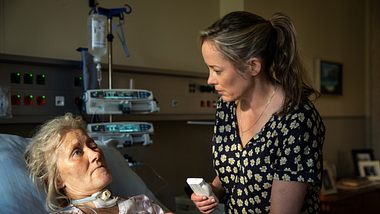 Ulrikes (Silke Bodenbender) Mutter Martina (Heidi Kriegskotte) liegt als Pflegefall im Krankenhaus. - Foto: ZDF und Hannes Hubach
