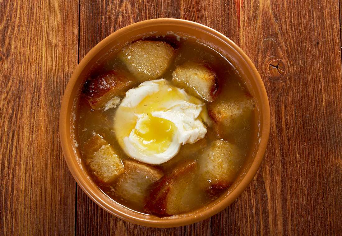 Die Sopa de ajo ist eine klassische Knoblauch-Brot-Suppe mit pochiertem Ei.