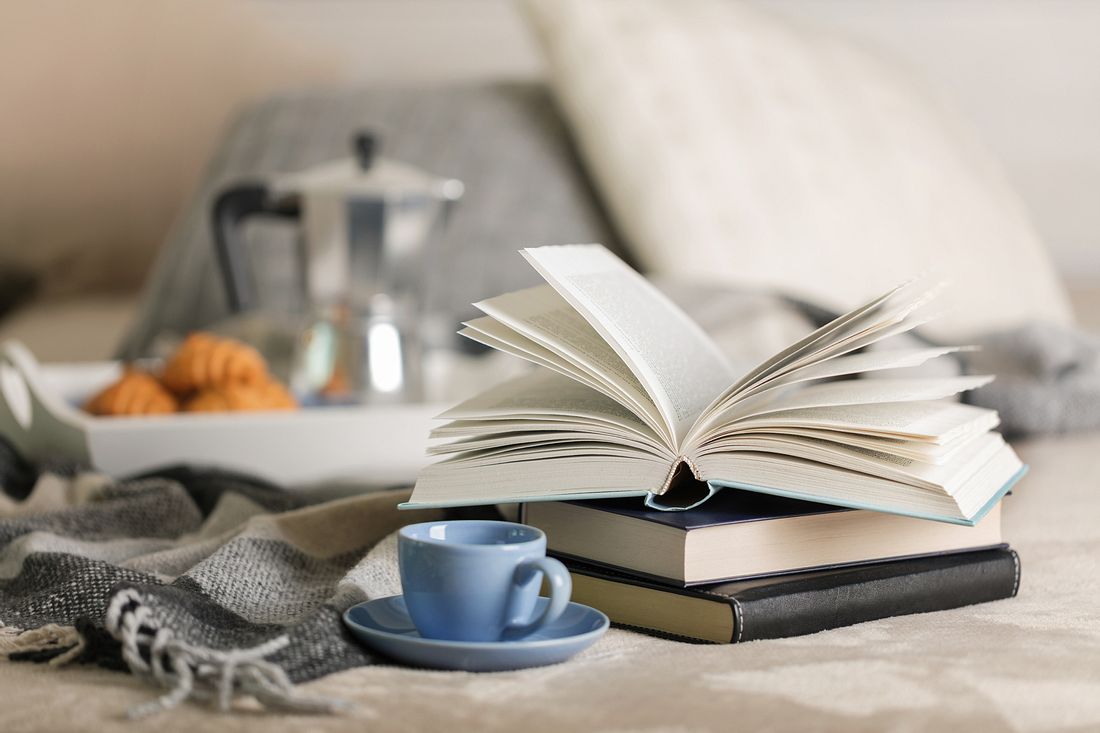 Buchempfehlungen 2021 Bücher und Kaffeetasse auf Bett