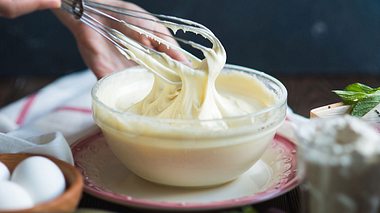 Mit diesen Tipps und Tricks gelingt das Buttercreme-Rezept garantiert. - Foto: malyugin/iStock