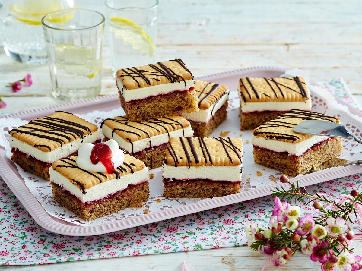 Butterkekskuchen mit einem Püree aus Himbeeren