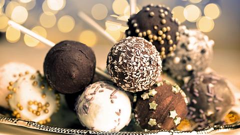 An Silvester können Sie mit süßen Snacks wie Cake-Pops (Kuchen am Stiel) auftrumpfen.  - Foto: iStock / VadimZakirov