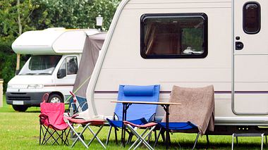 Was sollte man beim Campingurlaub beachten? - Foto: Groomee / iStock