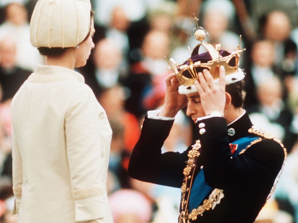 Königin Elizabeth II.ernennt ihren Sohn Charles zum Prince of Wales.