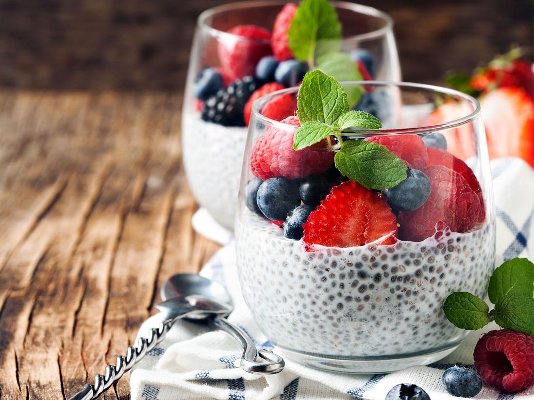 Zu Chiapudding passt auch ein Fruchtpüree aus frischen Früchten hervorragend. Chiapudding mit Beeren