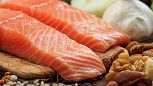 Lachs senkt den Cholesterinspiegel - Foto: Rawf8/iStock