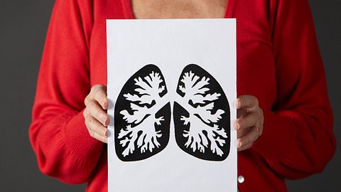 Beim chronischen Husten ist die Lunge ist chronisch erkrankt, weil die Atemwege entzündet und dauerhaft verengt sind – das Organ altert schneller.  - Foto: monkeybusinessimages / iStock