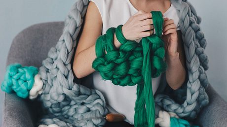 Chunky Knit ist das perfekte Weihnachtsgeschenk für Töchter und Enkeltöchter! - Foto: irina_girich / iStock