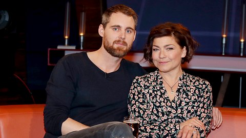 Claudia Schmutzler und Sönke Schnitzer in der NDR Talk Show - Foto: Tristar Media / Kontributor / Getty Images