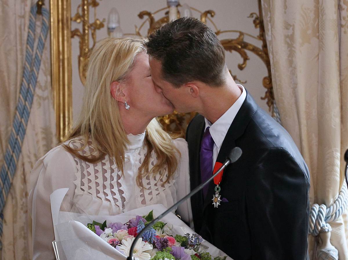 Corinna unterstützt Michael Schumacher mit einem zärtlichen Kuss