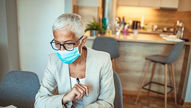 Folgt nun die Maskenpflicht am Arbeitsplatz? - Foto: dragana991 / iStock