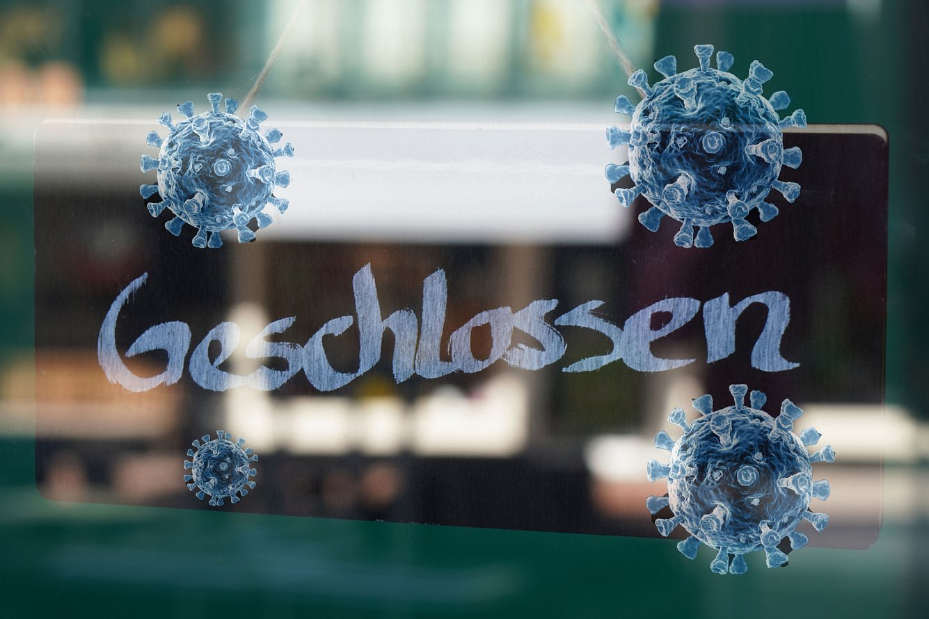Ein Geschlossen-Schild im Schaufenster eines Geschäfts. Ein Geschlossen-Schild im Schaufenster eines Geschäfts.