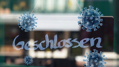 Ein Geschlossen-Schild im Schaufenster eines Geschäfts. - Foto: Axel Bueckert / BlackJack3D / iStock