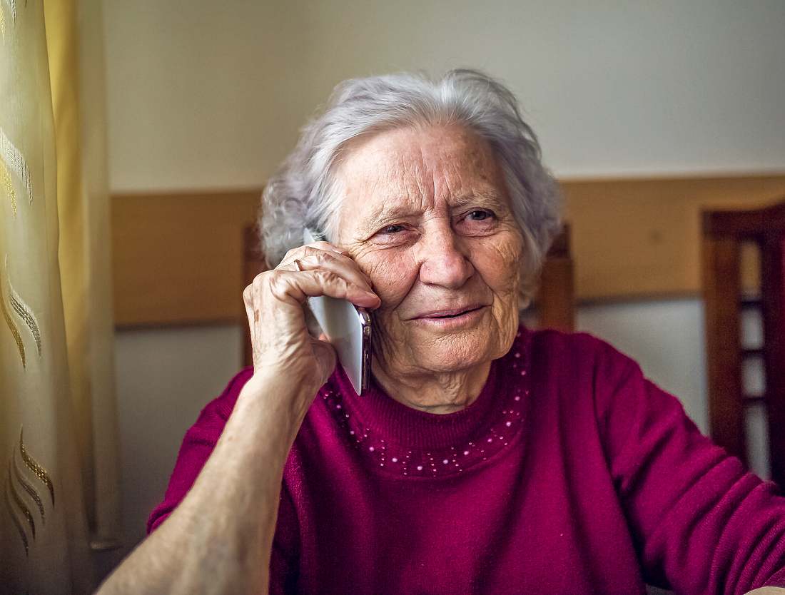 In Zeiten des Coronavirus sind Senioren besonders einsam. Telefonpaten könnten das ändern. In Zeiten des Coronavirus sind Senioren besonders einsam. Telefonpaten könnten das ändern.