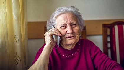 In Zeiten des Coronavirus sind Senioren besonders einsam. Telefonpaten könnten das ändern. - Foto: Jakovo / iStock