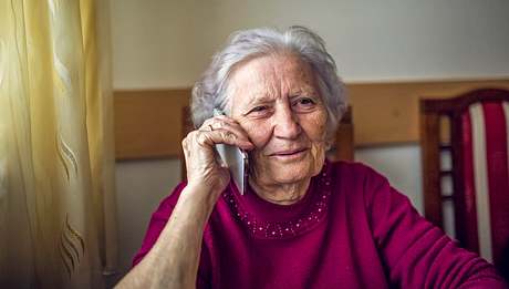 In Zeiten des Coronavirus sind Senioren besonders einsam. Telefonpaten könnten das ändern. - Foto: Jakovo / iStock