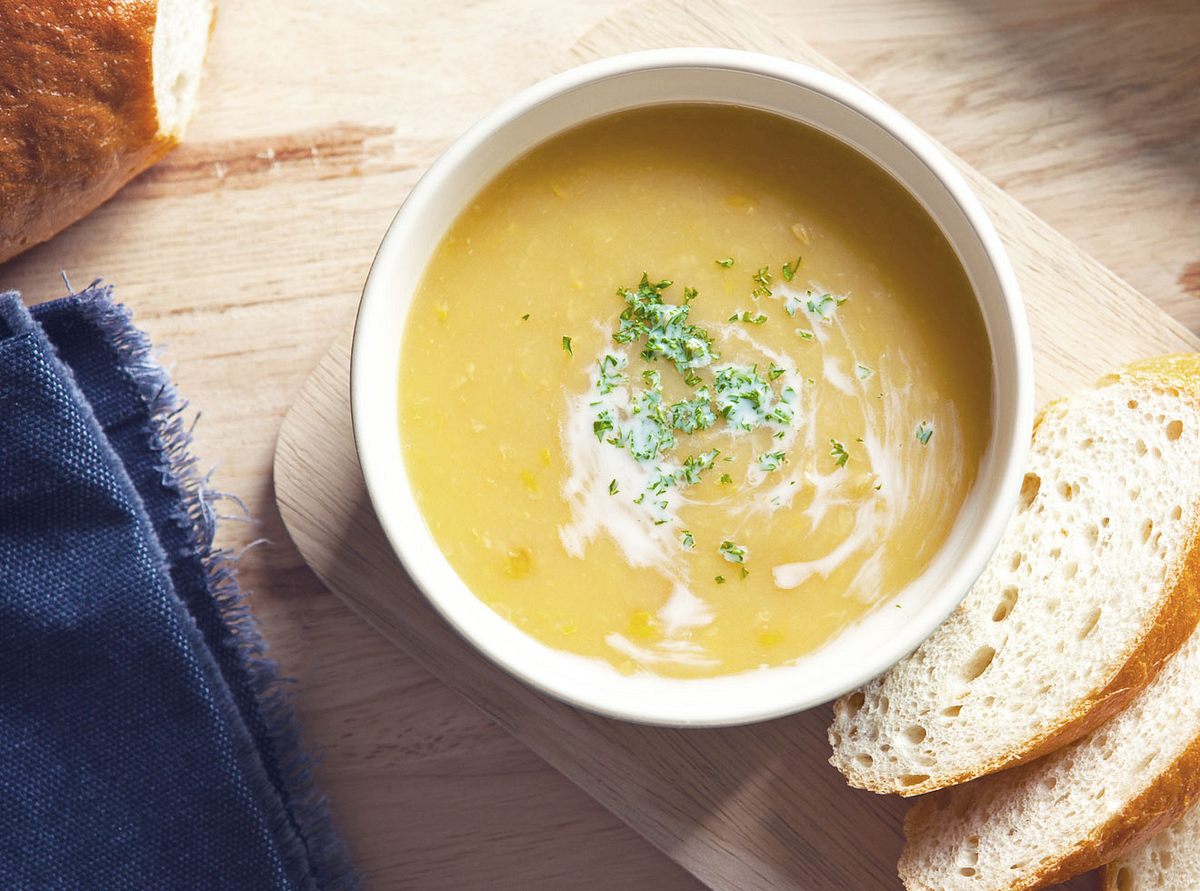 Cremige Steckrübensuppe mit Ingwer, Kurkuma und etwas Brot.